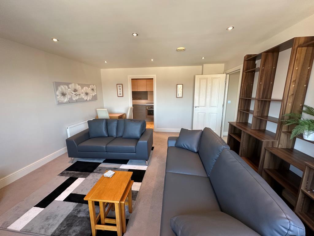 Lot: 62 - TWO-BEDROOM PURPOSE-BUILT FLAT WITH UNDERGROUND PARKING - Living Room